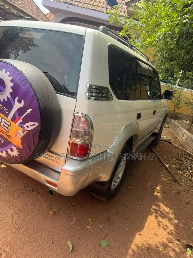Toyota Land Cruiser 2009 White
