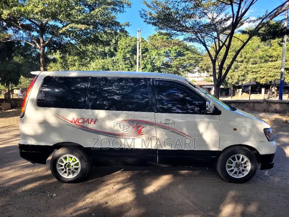 Toyota Noah 2003 White