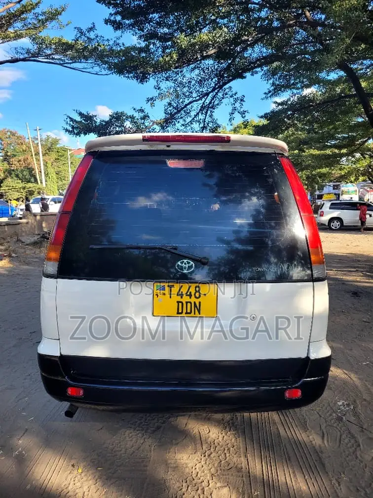 Toyota Noah 2003 White