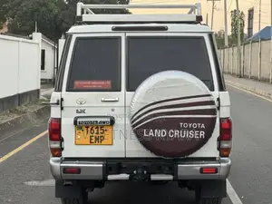 Toyota Land Cruiser 2013 White