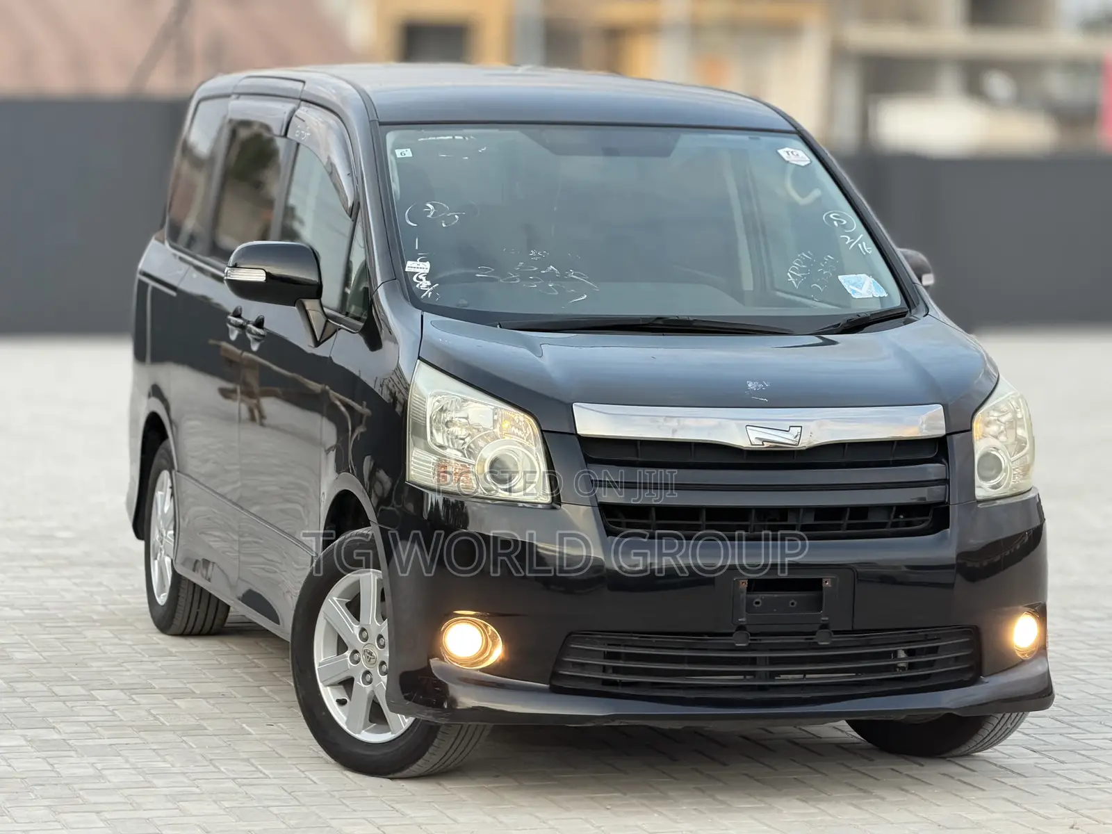 Toyota Noah 2.0 143hp AWD (7 Seater) 2009 Black