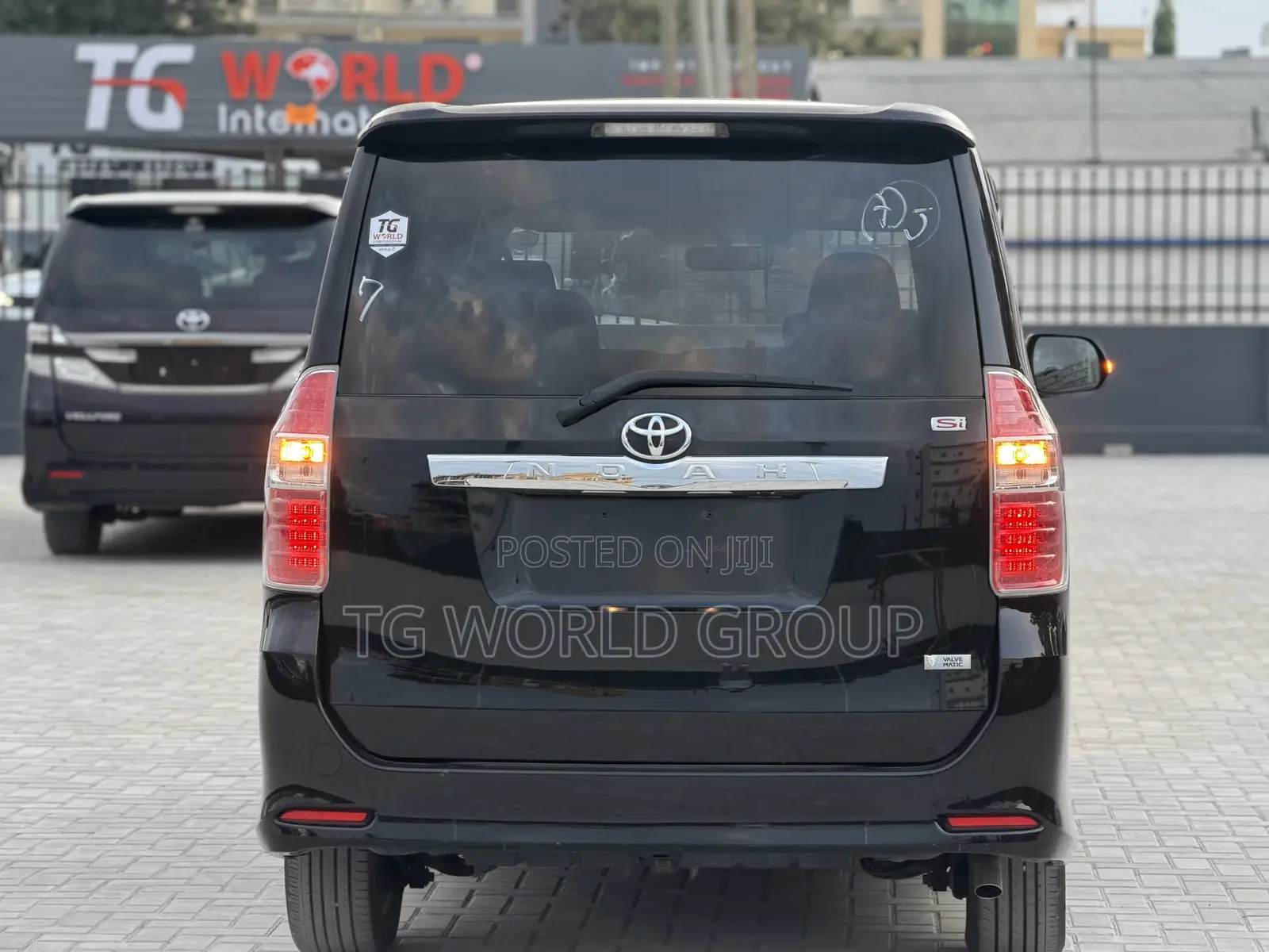 Toyota Noah 2.0 143hp AWD (7 Seater) 2009 Black
