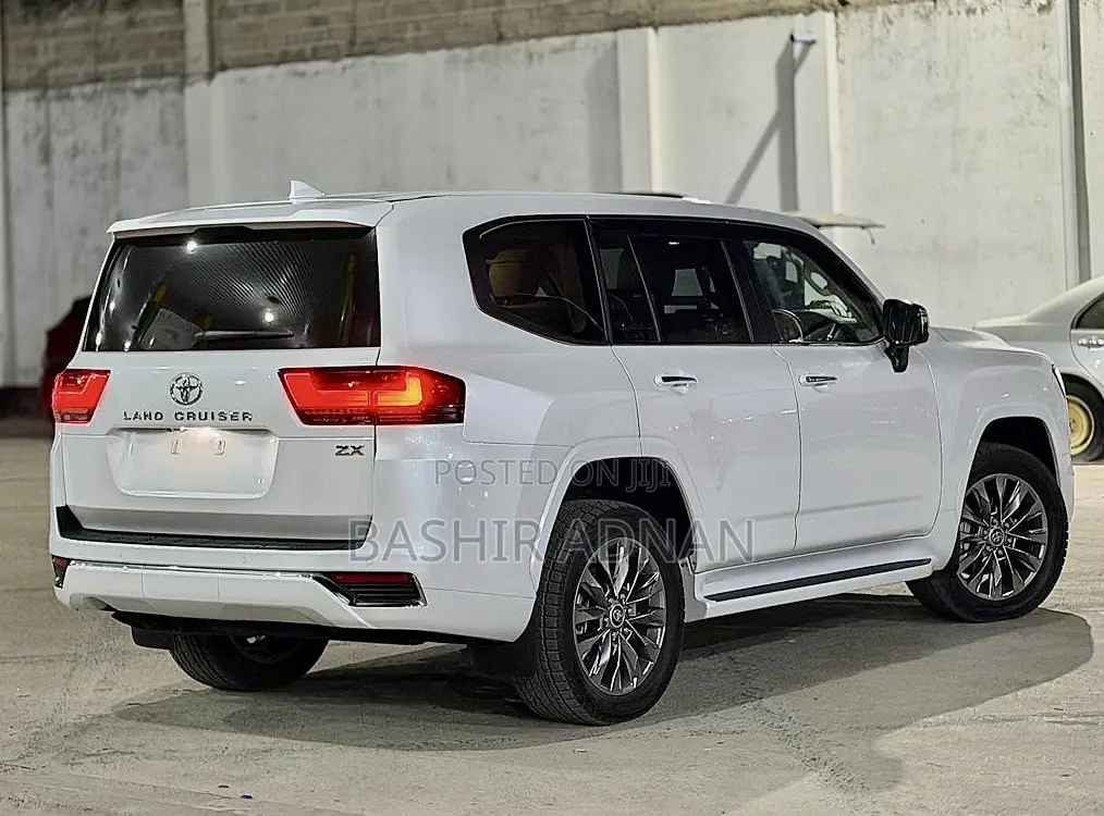 Toyota Land Cruiser LC300 2024 Off white