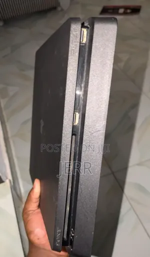 Play Station 4 Slim
