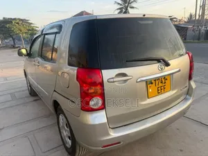 Toyota Raum 2004 Gold