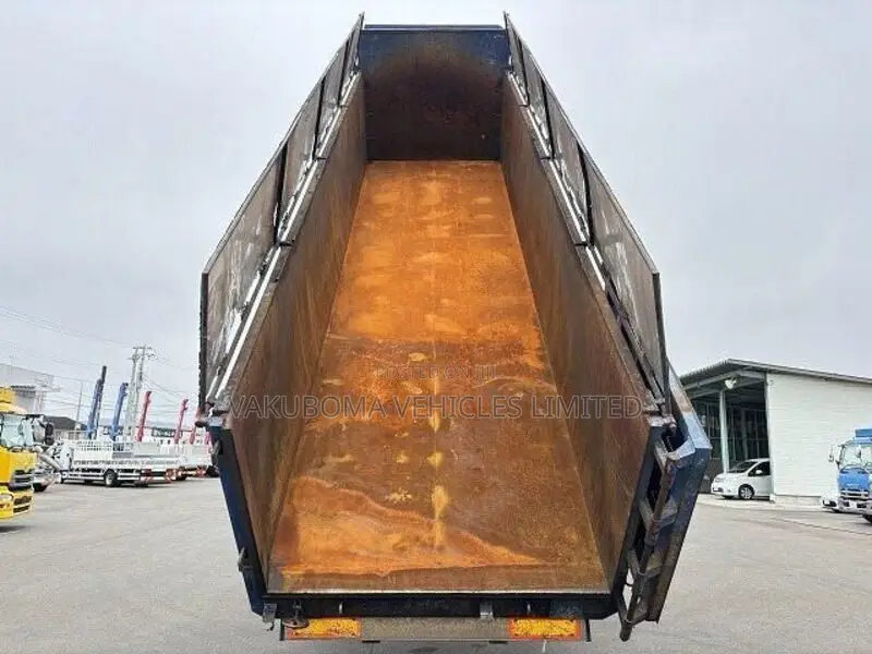 Isuzu Giga Truck