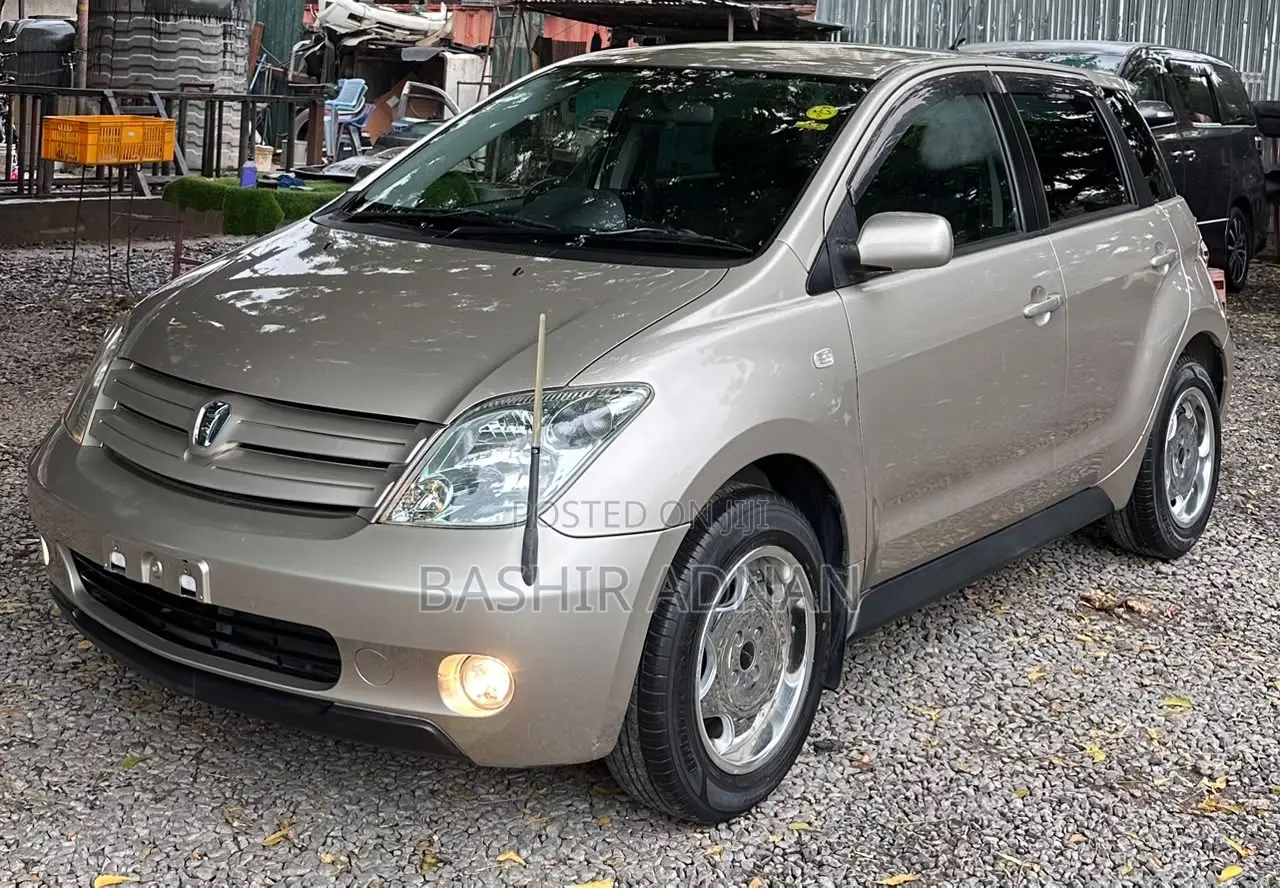 Toyota IST 2005 Gold