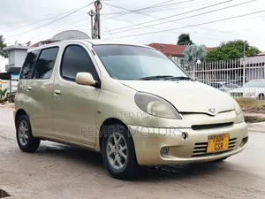 Toyota Fun Cargo 2004 Gold
