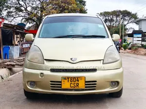 Toyota Fun Cargo 2003 Gold