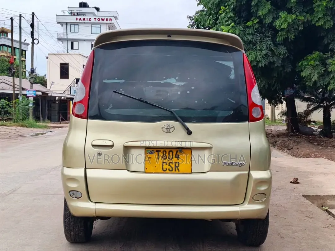 Toyota Fun Cargo 2003 Gold