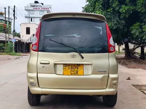 Toyota Fun Cargo 2003 Gold