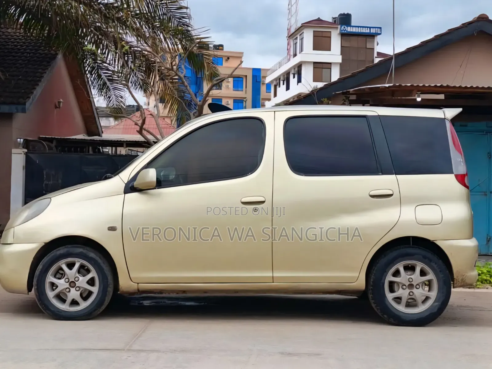 Toyota Fun Cargo 2003 Gold