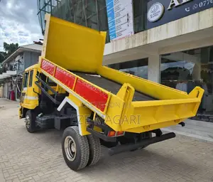 Mitsubishi Fuso Dump – Milion 135 Pamoja Na Usajili