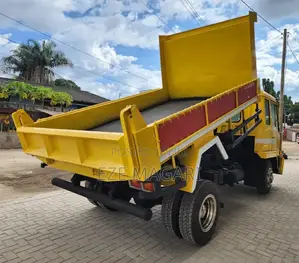 Mitsubishi Fuso Dump – Milion 135 Pamoja Na Usajili