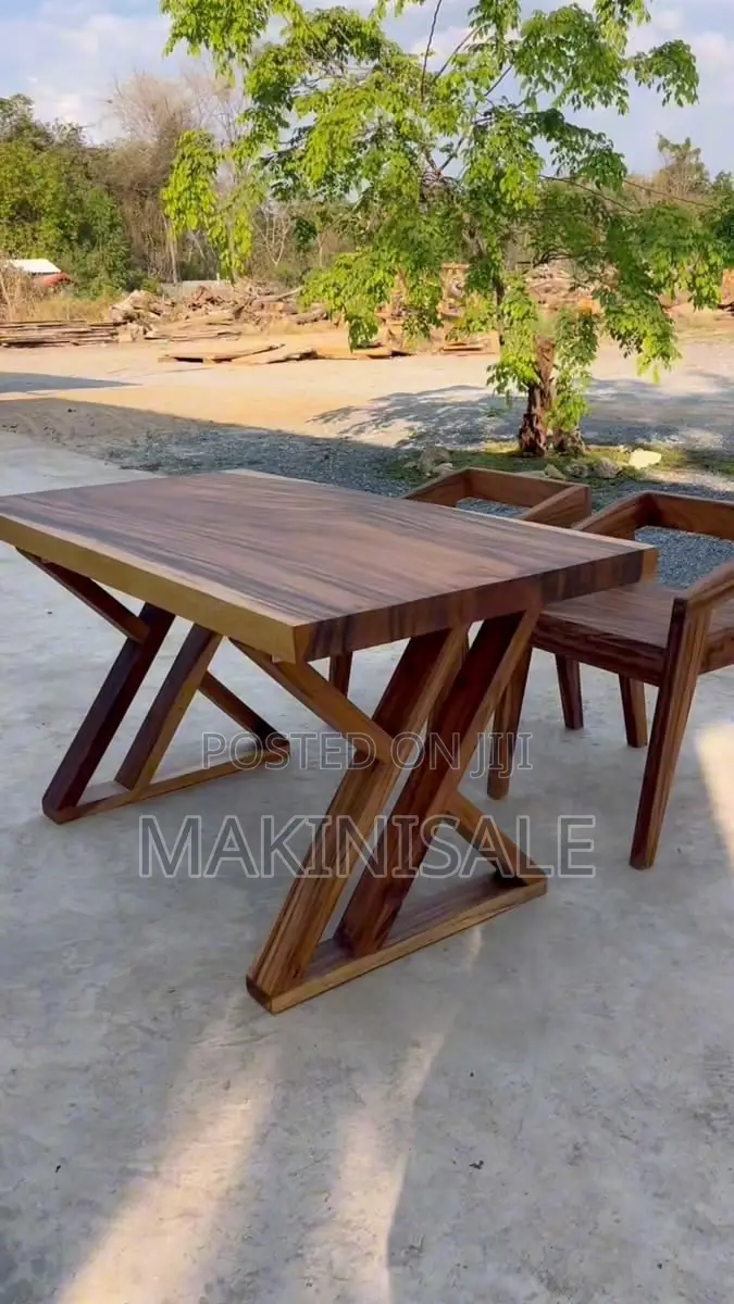 Nakuletea Hii Hapa Dinner Table. Yenye Mwonekano Wa Kifahari