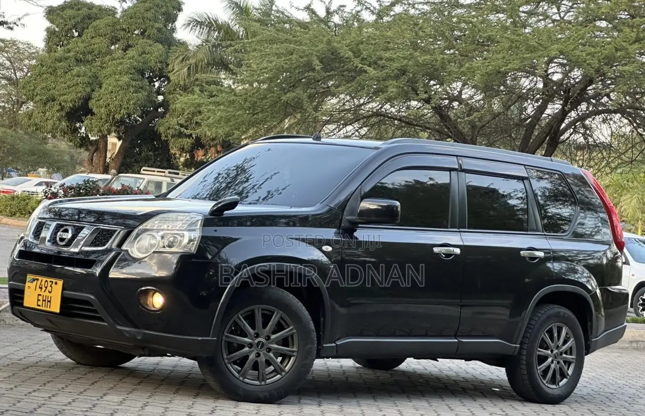 Nissan X-Trail 2.0 Petrol FWD 2013 Black