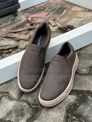 Viatu or Casual Shoes Zisizo Na Kamba