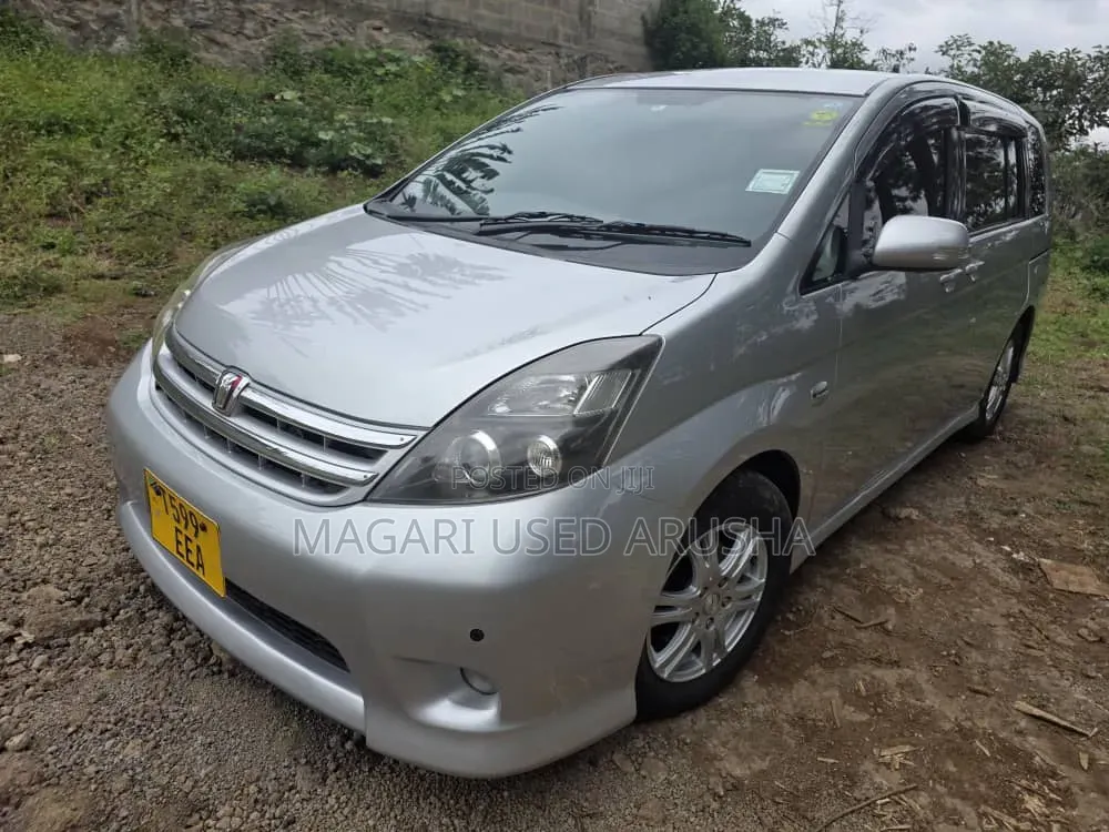 Toyota ISIS 2010 Silver