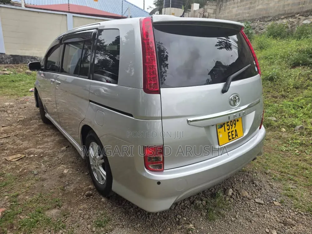 Toyota ISIS 2010 Silver