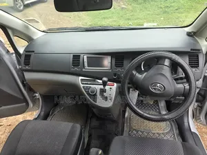 Toyota ISIS 2010 Silver