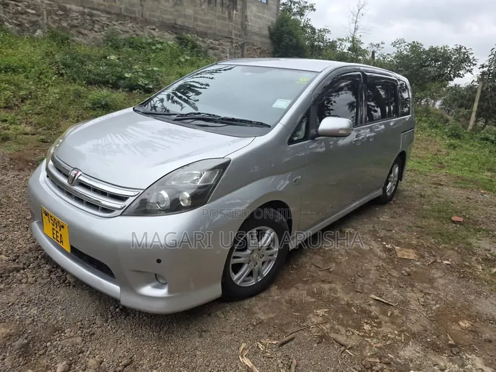 Toyota ISIS 2010 Silver