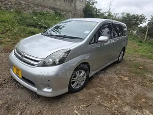 Toyota ISIS 2010 Silver