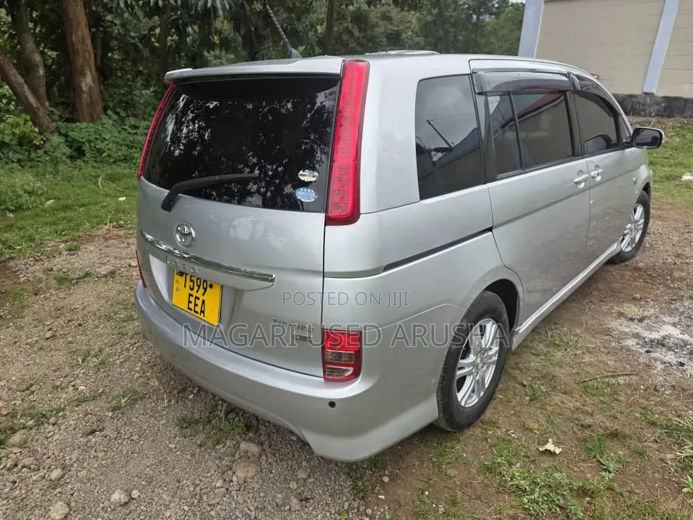 Toyota ISIS 2010 Silver