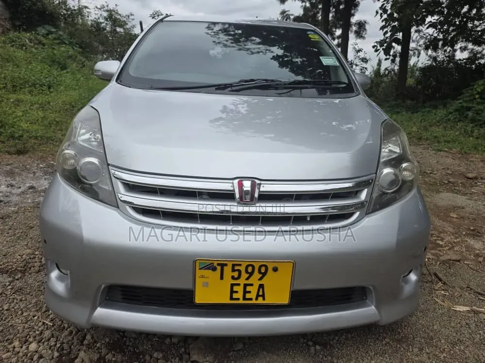 Toyota ISIS 2010 Silver