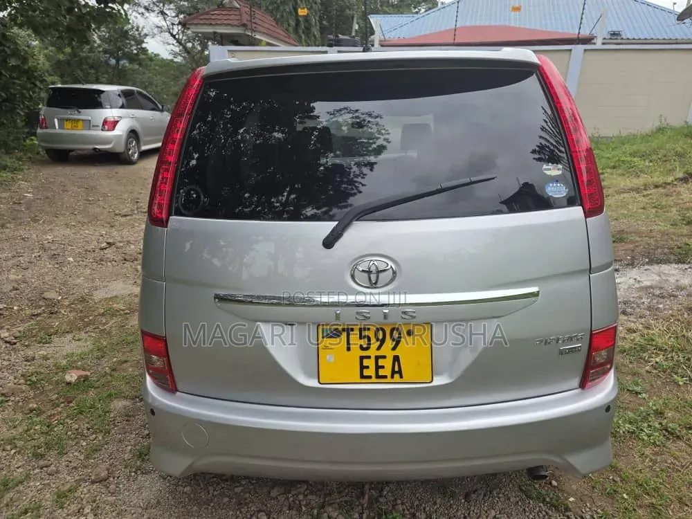 Toyota ISIS 2010 Silver