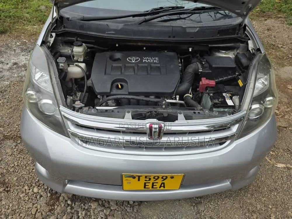 Toyota ISIS 2010 Silver