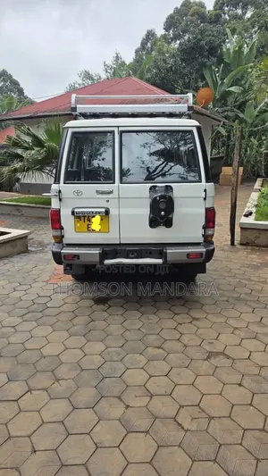 Toyota Land Cruiser 2017 White