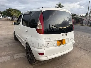 Toyota Fun Cargo 2004 White