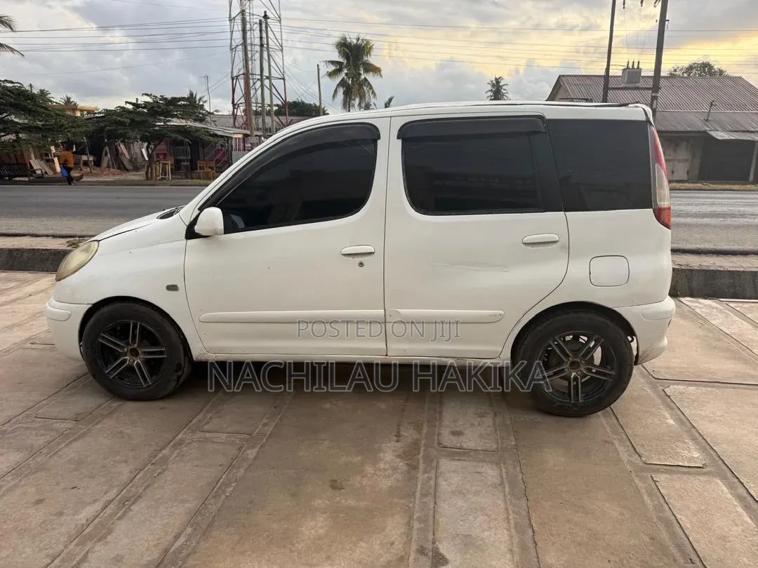 Toyota Fun Cargo 2004 White