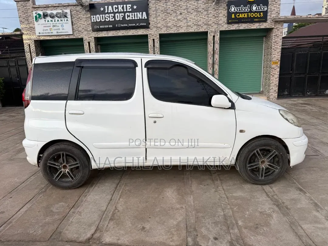 Toyota Fun Cargo 2004 White
