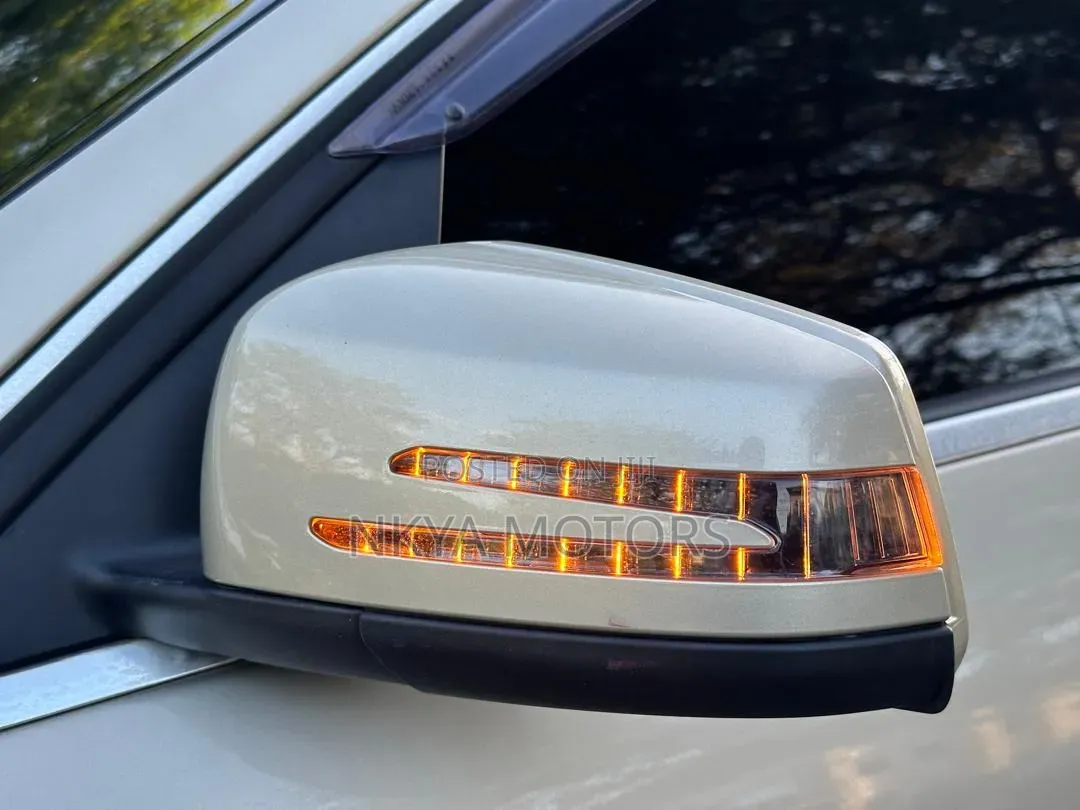 Mercedes-Benz C200 2011 Beige