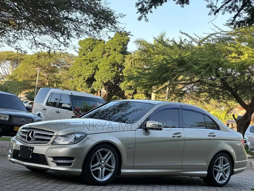 Mercedes-Benz C200 2011 Beige