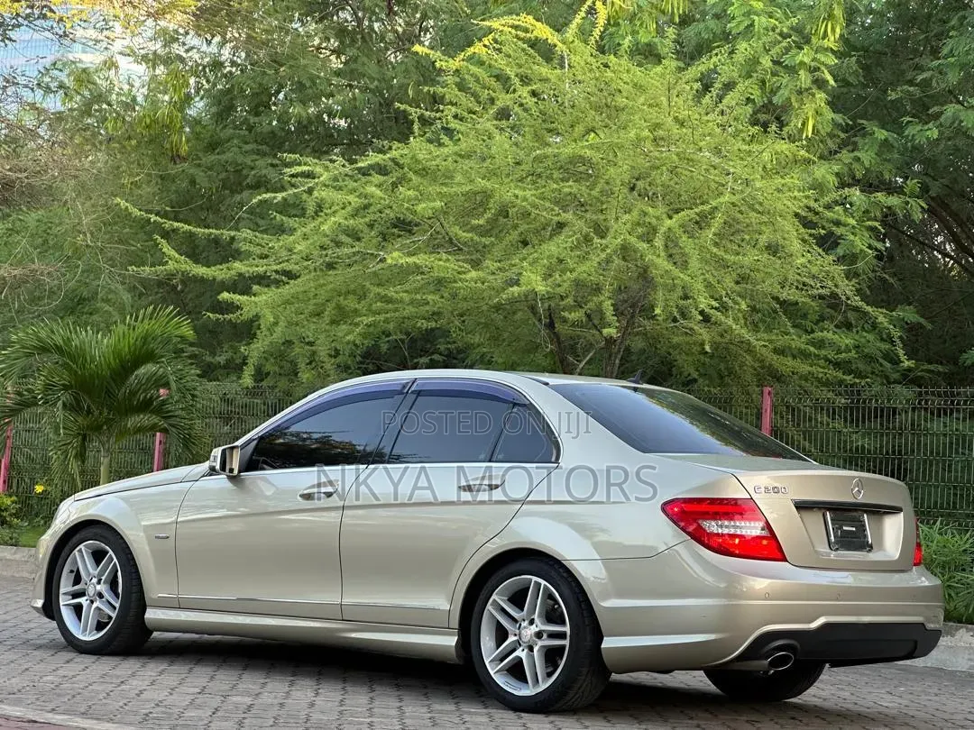 Mercedes-Benz C200 2011 Beige