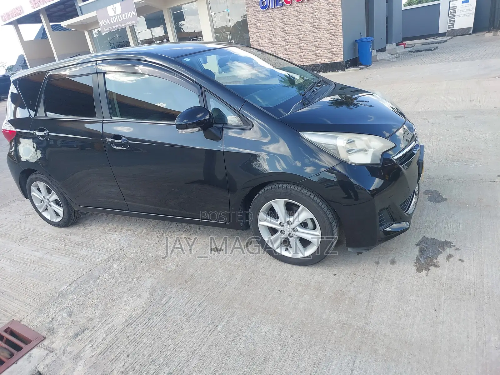 Toyota Ractis 2012 Black