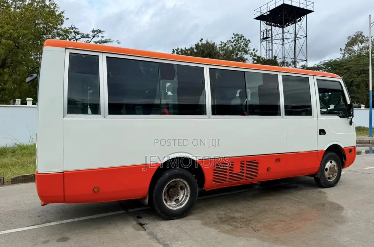 Mitsubishi Fuso Rosa 2002 White