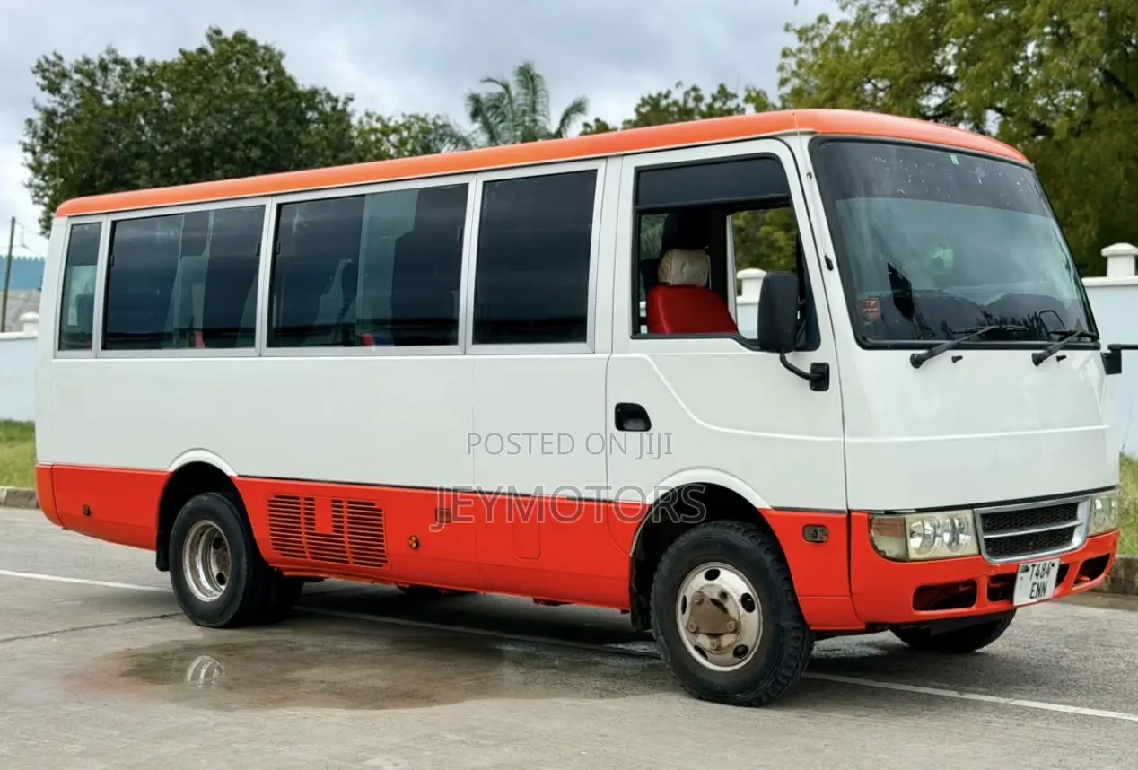 Mitsubishi Fuso Rosa 2002 White