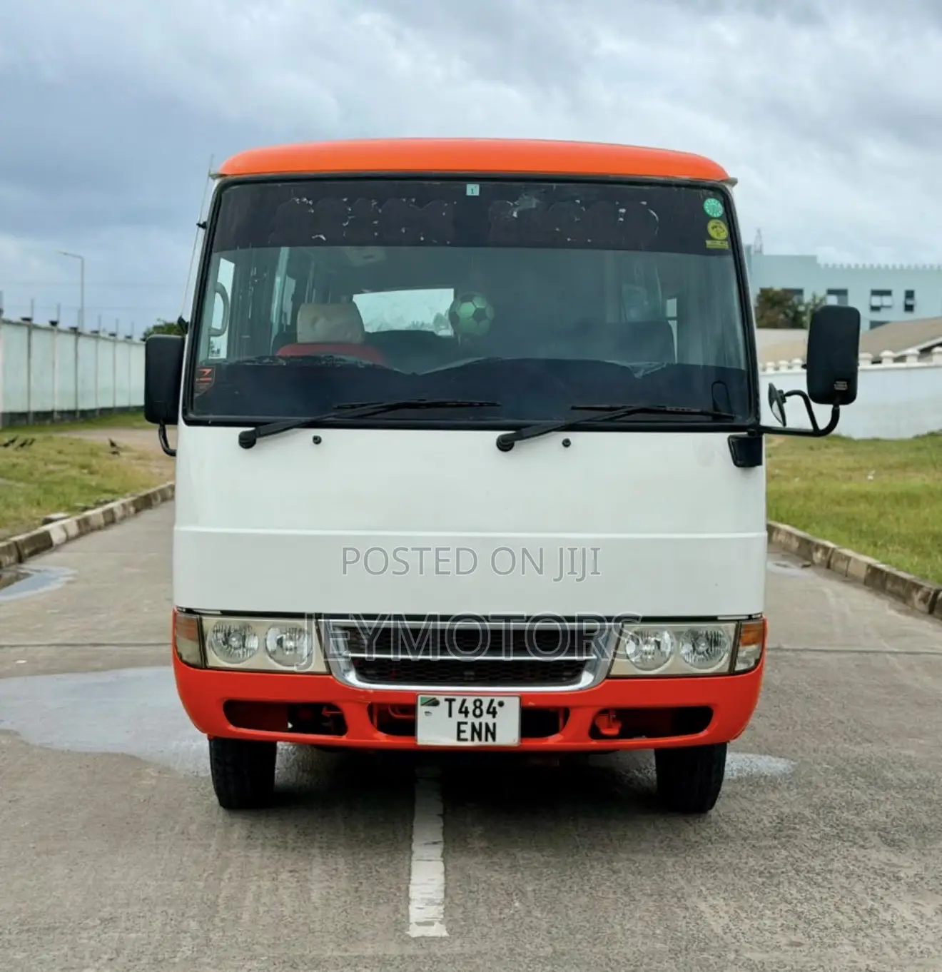 Mitsubishi Fuso Rosa 2002 White