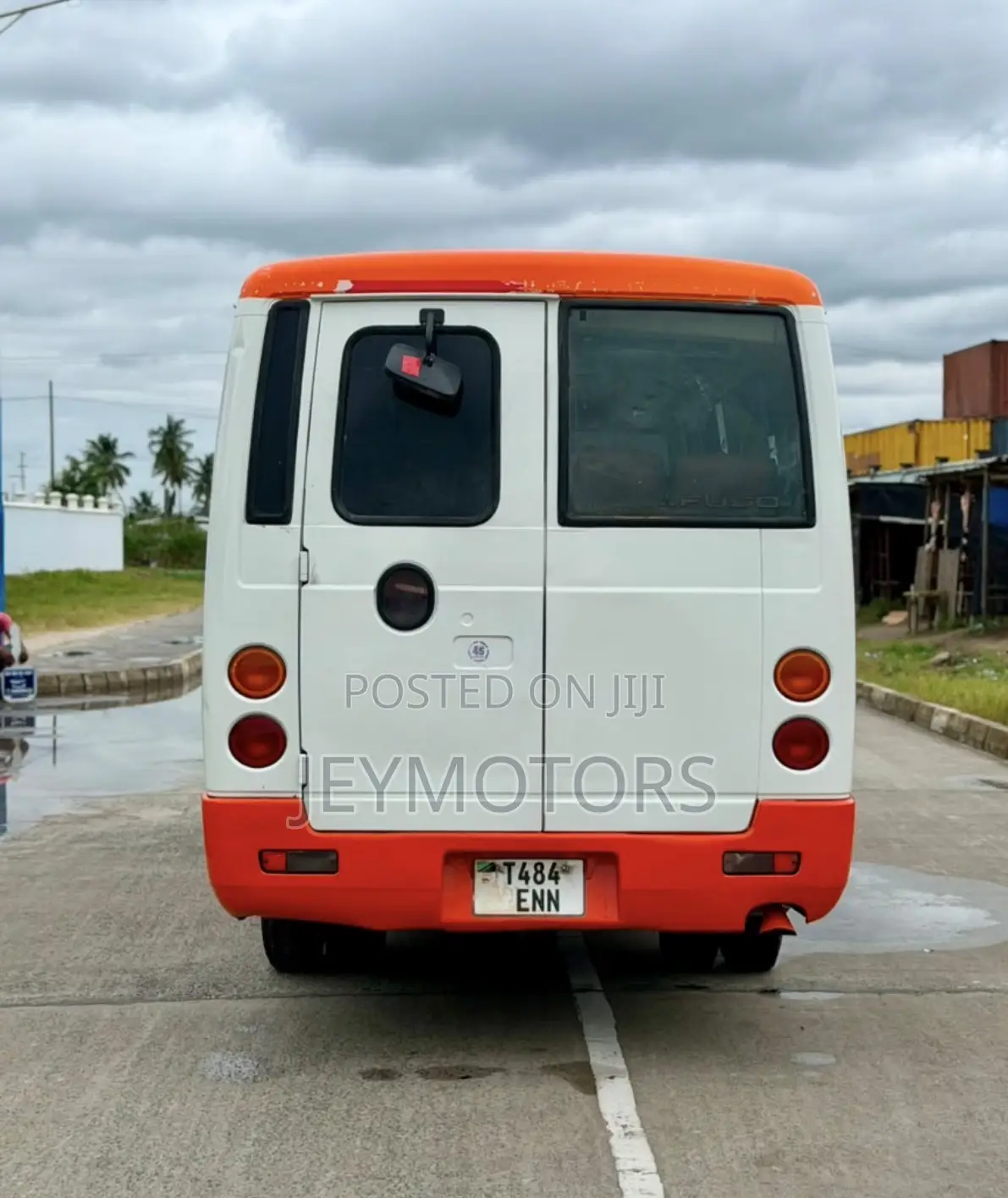 Mitsubishi Fuso Rosa 2002 White