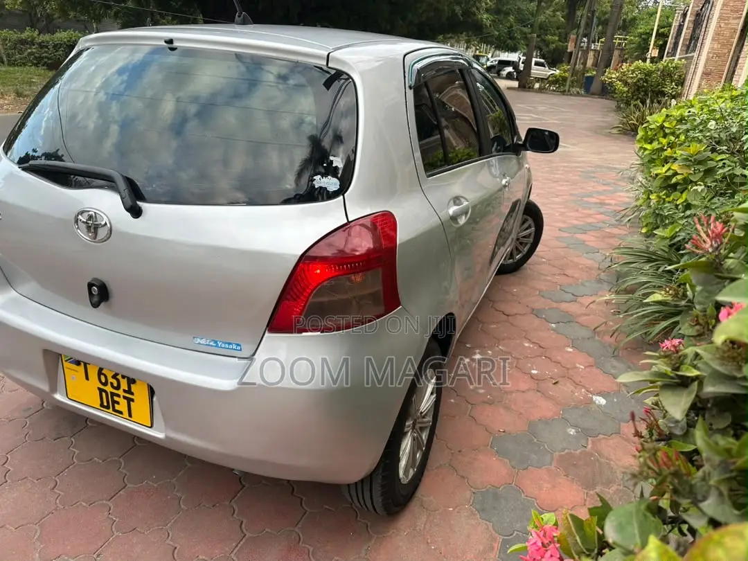 Toyota Vitz 2007 Silver