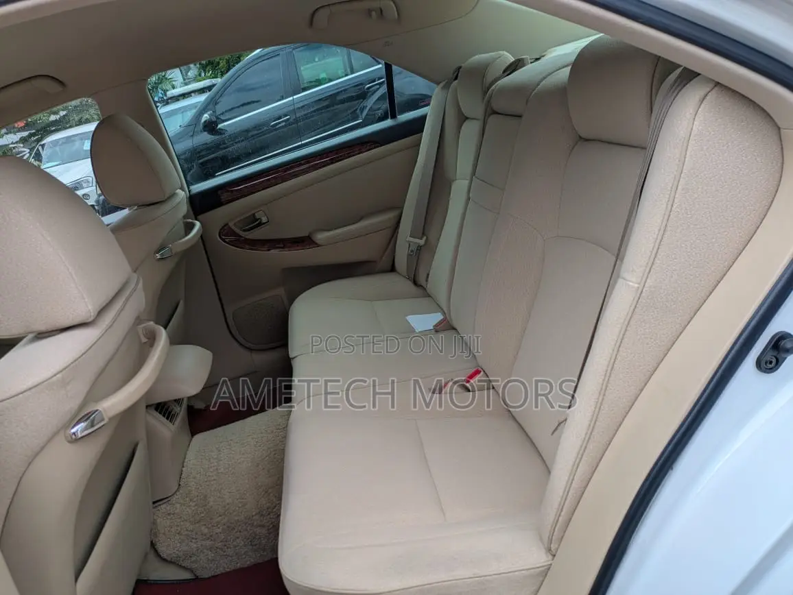 Toyota Crown 2006 White