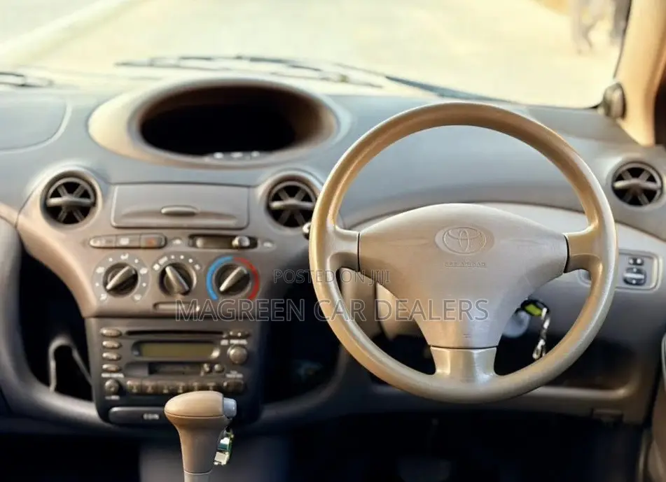 Toyota Vitz 2004 Red
