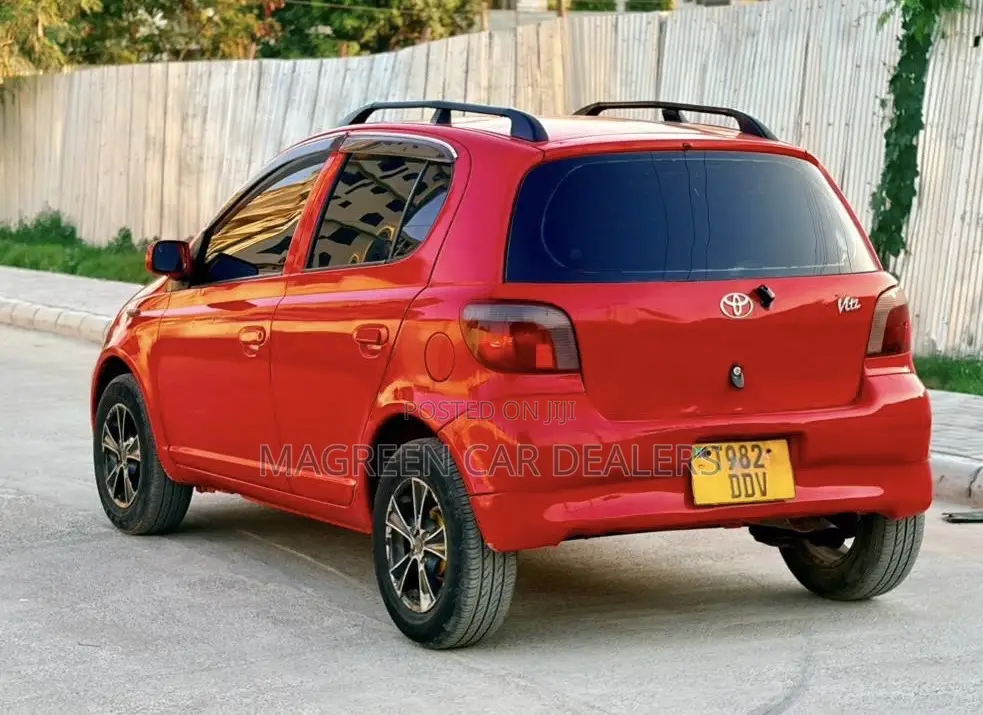Toyota Vitz 2004 Red