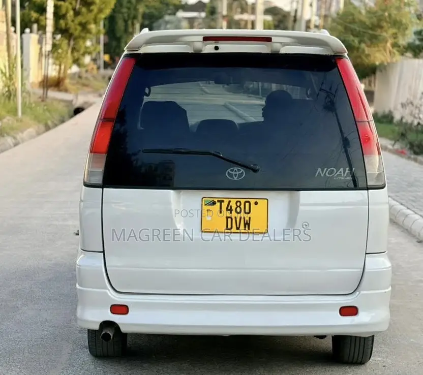 Toyota Noah 2001 White
