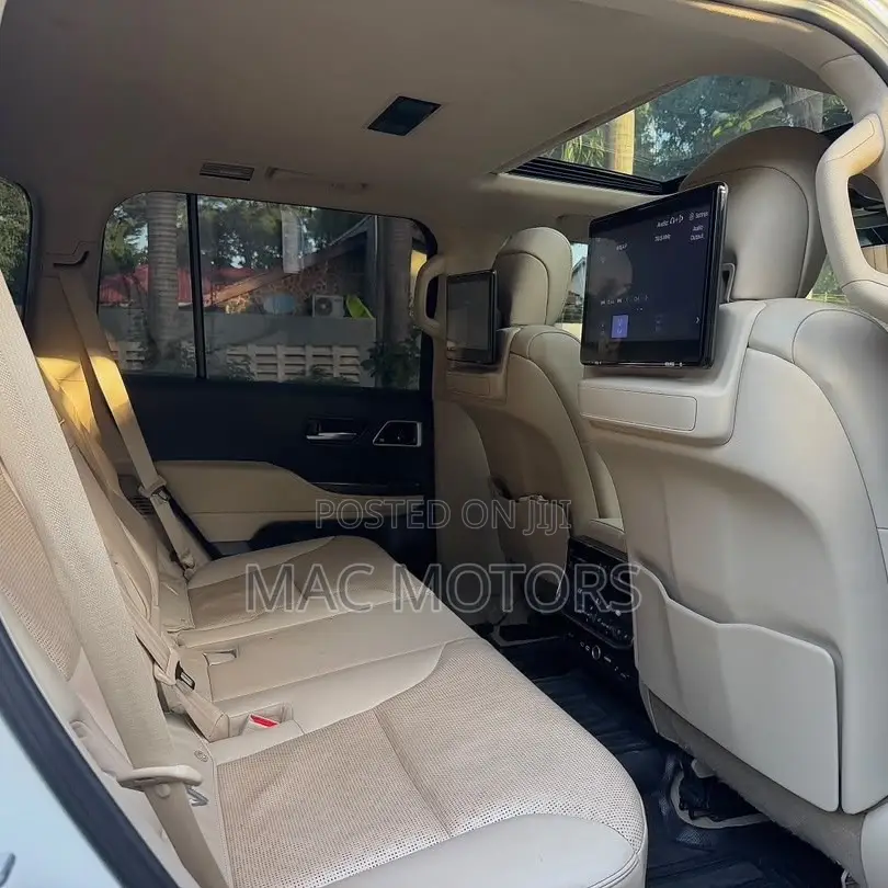 Toyota Land Cruiser LC300 2023 White