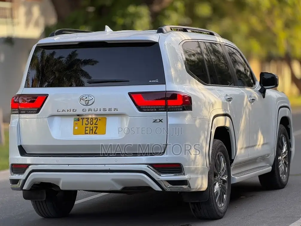 Toyota Land Cruiser LC300 2023 White