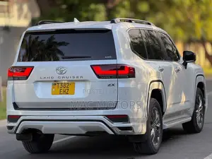 Toyota Land Cruiser LC300 2023 White